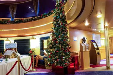 Fort Lauderdale - 9 Aralık 2019 Hollanda 'nın iç kesimindeki Noel süslemesi Eurodam yolcu gemisi Fort Lauderdale, Florida' daki Everglades limanında