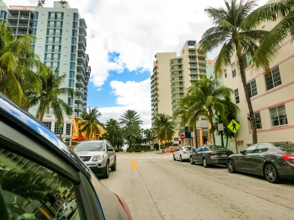マイアミ アメリカ 2019年11月30日 マイアミビーチのコリンズアベニューで有名なホテルと通り — ストック写真