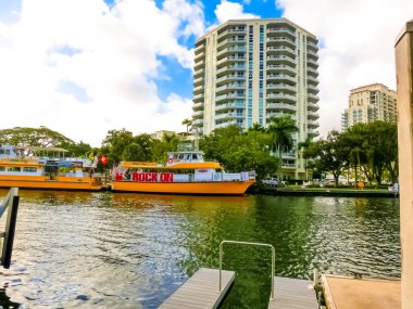 Fort Lauderdale - 11 Aralık 2019 Las Olas Riverwalk şehir merkezi boyunca popüler şehir manzarası.