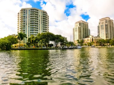 Fort Lauderdale - 11 Aralık 2019 Las Olas Riverwalk şehir merkezi boyunca popüler şehir manzarası.