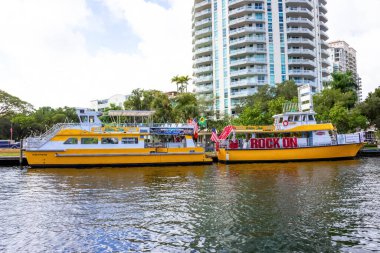 Fort Lauderdale - 11 Aralık 2019 Las Olas Riverwalk şehir merkezi boyunca popüler şehir manzarası.