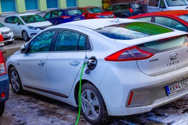 Poprad, Slovakya - 31 Aralık 2019: 31 Aralık 2019 'da Poprad, Slovakya' da elektrikli araba şarj etmek