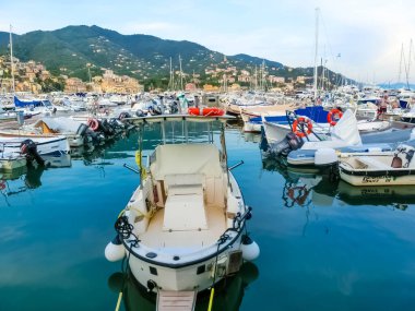 Rapallo, İtalya - 17 Eylül 2019: Liguria 'daki küçük bir kasaba olan Rapallo' daki marina manzarası