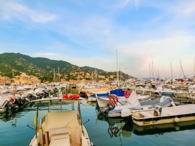 Rapallo, İtalya - 17 Eylül 2019: Liguria 'daki küçük bir kasaba olan Rapallo' daki marina manzarası