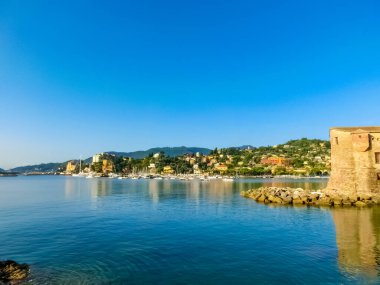 İtalya 'nın Portofino yakınlarındaki Liguria Genoa, Tigullio körfezi, Rapallo' daki İtalyan şatosu. .