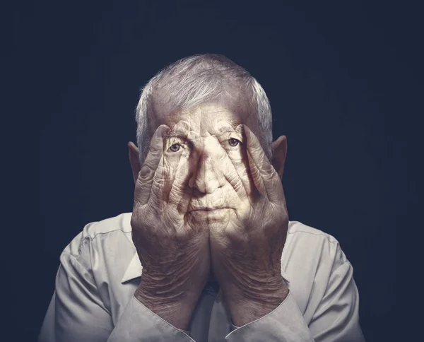 黒の上に手で顔を閉じた老人の肖像画 コラージュ 恐怖の概念 Covid 19又はコロナウイルスの概念 — ストック写真