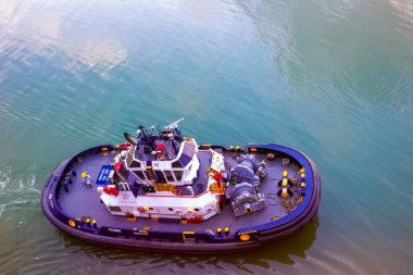 Panama Kanalı, Panama - 7 Aralık 2019: Devriye Panama römorkörü gemileri kilitlerden geçiriyor.