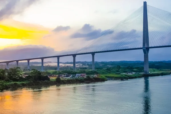 クルーズ船から見るパナマ運河を渡る橋の空中ビュー — ストック写真