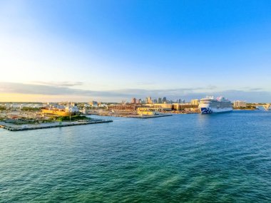 Fort Lauderdale - 2 Aralık 2019: 2 Aralık 2019 Fort Lauderdale 'deki plaj ve apartman dairelerini gösteren şehir manzarası