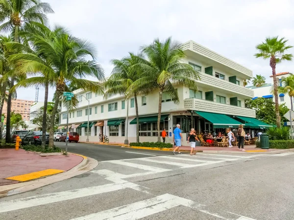 マイアミ アメリカ 2019年11月30日 フロリダ州マイアミビーチのオーシャンドライブでホテルやカフェ サウスビーチのアール デコ建築はマイアミの主要な観光スポットの1つです — ストック写真