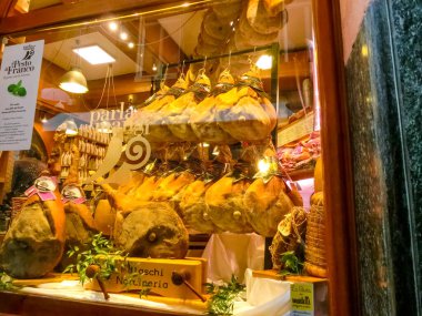 Rapallo, İtalya - 15 Eylül 2019: İtalyan farklı geleneksel sosisler ve jambon 15 Eylül 2019 tarihinde İtalya 'nın Rapallo kentindeki mağazada.