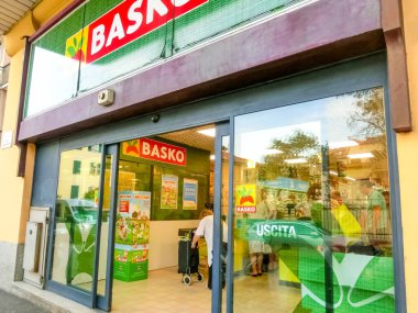 Rapallo, İtalya - 15 Eylül 2019: 15 Eylül 2019 'da İtalya' nın Rapallo kentindeki Basko süpermarketine giriş