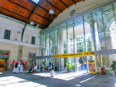 Cenova, Liguria, İtalya - 11 Eylül 2019: Piazza Principe tren istasyonundaki insanlar veya Cenova Principe, Cenova 'nın merkez istasyonu 1860 yılında gezginler ve turistlerle birlikte açıldı.
