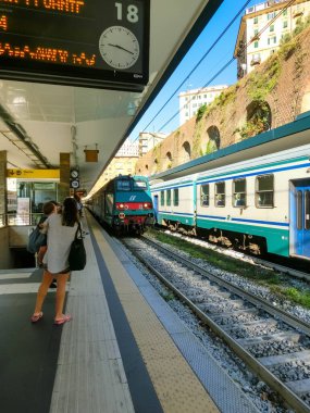 Cenova, Liguria, İtalya - 11 Eylül 2019: Piazza Principe tren istasyonundaki insanlar veya Cenova Principe, Cenova 'nın merkez istasyonu 1860 yılında gezginler ve turistlerle birlikte açıldı.