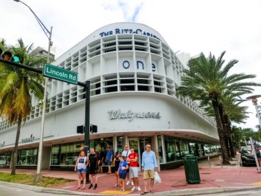 Miami, Amerika Birleşik Devletleri - 30 Kasım 2019: Miami Beach 'teki Collins Bulvarı' nda trafik ve ünlü otellerin olduğu sokak sahnesi