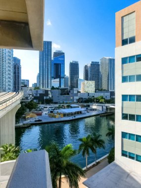 Miami, Usa - 30 Kasım 2019 Miami şehir merkezi manzaralı apartmanlar ve mavi gökyüzüne karşı ofis binaları.