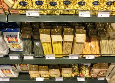 Cenova, Liguria, İtalya - 11 Eylül 2019: Pasta dükkanı Cenova İtalya 'da sergilendi