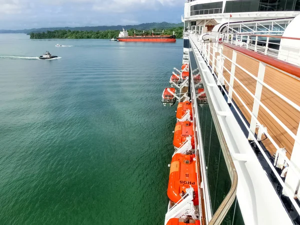 パナマ運河 パナマ 2019年12月7日 パナマ運河と青空のガトゥン湖 — ストック写真