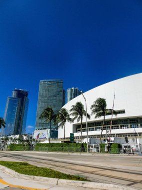 Miami, Usa - 30 Kasım 2019 Miami şehir merkezi manzaralı apartmanlar ve mavi gökyüzüne karşı ofis binaları.