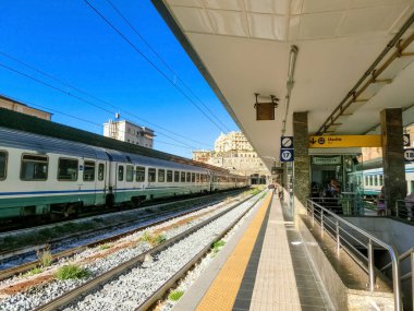 Cenova, Liguria, İtalya - 11 Eylül 2019: Piazza Principe tren istasyonundaki insanlar veya Cenova Principe, Cenova 'nın merkez istasyonu 1860 yılında gezginler ve turistlerle birlikte açıldı.