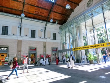 Cenova, Liguria, İtalya - 11 Eylül 2019: Piazza Principe tren istasyonundaki insanlar veya Cenova Principe, Cenova 'nın merkez istasyonu 1860 yılında gezginler ve turistlerle birlikte açıldı.