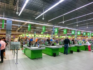 Kyiv, Ukrayna - 4 Eylül 2019: Ukrayna 'nın başkenti Kyiv' de bir süpermarket Novus 'ta kasiyer ve nakit masası