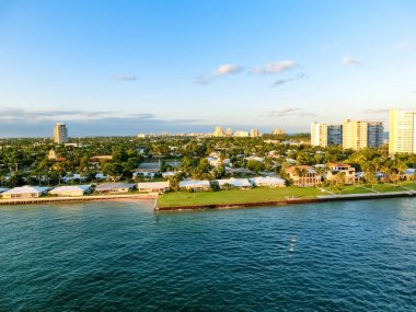 Lauderdale, Florida 'nın şehir manzarası sahili ve apartmanları gösteriyor.