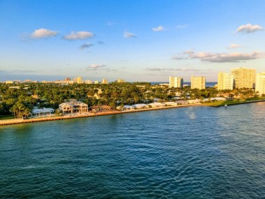 Lauderdale, Florida 'nın şehir manzarası sahili ve apartmanları gösteriyor.