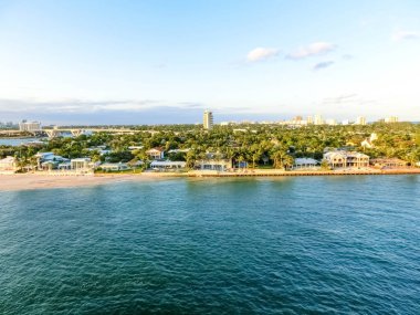 Lauderdale, Florida 'nın şehir manzarası sahili ve apartmanları gösteriyor.