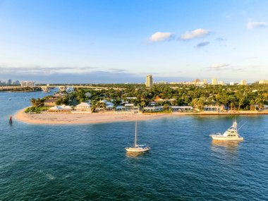 Lauderdale, Florida 'nın şehir manzarası sahili ve apartmanları gösteriyor.