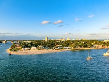 Lauderdale, Florida 'nın şehir manzarası sahili ve apartmanları gösteriyor.