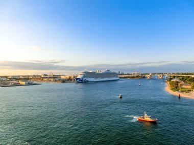 Fort Lauderdale - 2 Aralık 2019: 2 Aralık 2019 Fort Lauderdale 'deki plaj ve apartman dairelerini gösteren şehir manzarası