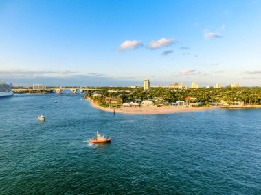 Lauderdale, Florida 'nın şehir manzarası sahili ve apartmanları gösteriyor.