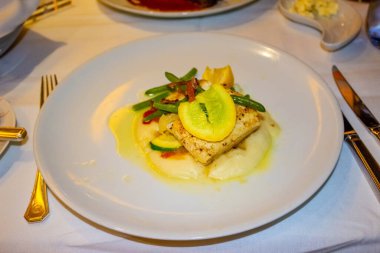 Soyut yolcu gemisi restoranındaki yemekte biftek.