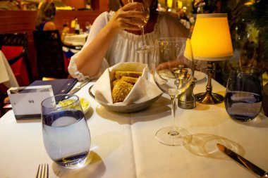 Çift için masa ve yolcu gemisinde yemek masası.