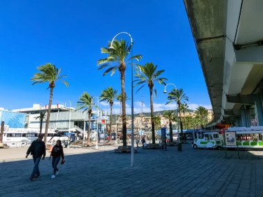 Cenova, Liguria, İtalya - 11 Eylül 2019: Şehir merkezindeki merkez caddedeki insanlar