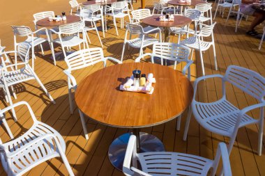 Soyut lüks yolcu gemisinde açık büfe büfesi. Deniz manzaralı kahvaltı