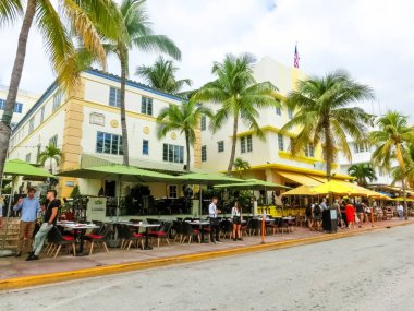 Miami, Amerika Birleşik Devletleri - 30 Kasım 2019 Miami Beach, Florida 'daki Ocean Drive' da otel ve kafe. Güney Sahili 'ndeki Art Deco mimarisi Miami' nin en önemli turistik yerlerinden biridir..