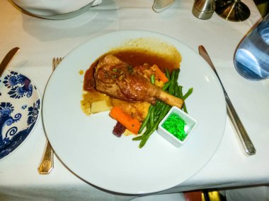 Soyut yolcu gemisindeki yemekte koyun eti.