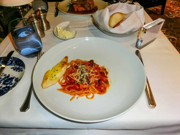 Les pâtes au dîner au bateau de croisière abstrait — Photo