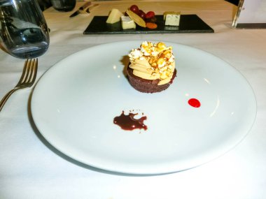 Soyut yolcu gemisi restoranında meyveli tatlı.