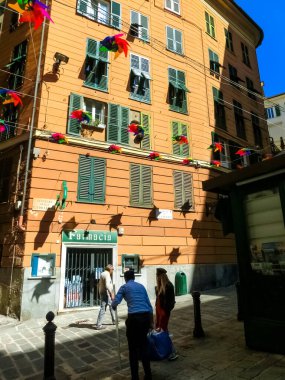 Cenova, Liguria, İtalya - 11 Eylül 2019: Şehir merkezindeki merkez caddedeki insanlar