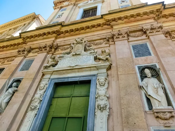 Génova, Liguria, Italia - 11 de septiembre de 2019: Fachada de un antiguo edificio italiano en el casco antiguo de la ciudad, ventanas con persianas, edificio antiguo en Génova, Italia . — Foto de Stock