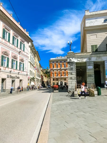 Cenova, Liguria, İtalya - 11 Eylül 2019: Şehir merkezindeki merkez caddedeki insanlar — Stok fotoğraf