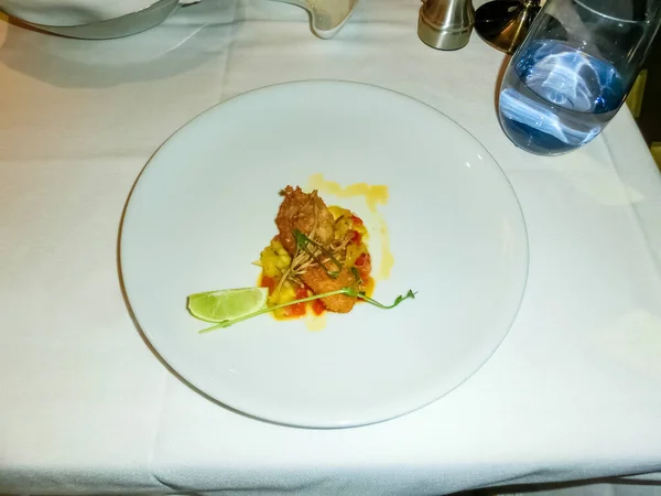 Skopové na večeři na abstraktní výletní lodi — Stock fotografie