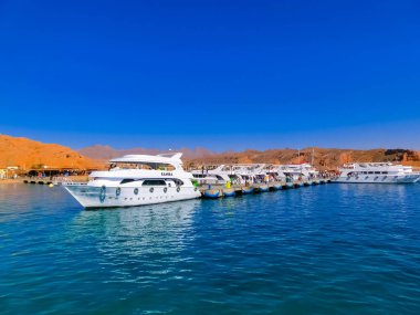 Sharm El Sheikh, Mısır - 16 Şubat 2020: Ras Mohammed Ulusal Parkı 'nda gezinti için limanda keyif yatları