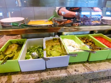 Gatun Gölü, Panama - 5 Aralık 2019: Hollanda Amerika yolcu gemisi Eurodam 'da Yemek Odası Büfesi