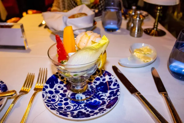 Dessert di frutta sul tavolo al ristorante astratto nave — Foto Stock