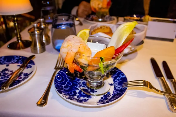 Fruitdessert op tafel in abstract scheepsrestaurant Stockafbeelding