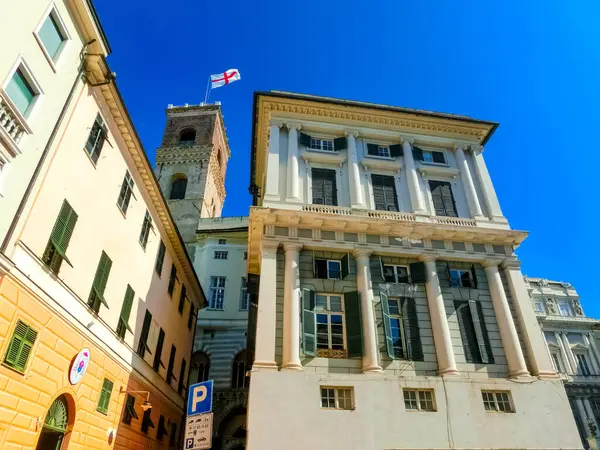 意大利利古里亚热那亚 2019年9月11日 意大利旧城区旧意大利建筑的门面 有百叶窗的窗户 意大利热那亚的旧建筑 — 图库照片